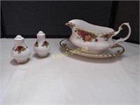Old Country Roses Gravy Boat Plus