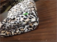 white leopard print fleece 1 yards 21 in x 64 in