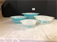 Vintage set Pyrex Mixing Bowls