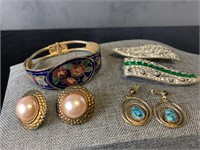 Assortment of Vintage Jewellery