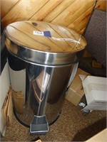 Metal step-open trash can (18")