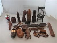 Sculptures, sabots et chaise miniature en bois