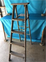 4 1/2 FOOT PAINTERS WOODEN LADDER
