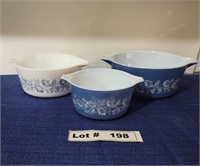 VINTAGE PYREX DISHES WITH 2 LIDS