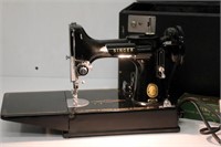 Singer Featherweight Sewing Machine in Case