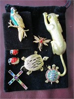 8 brooches - including large jungle cat