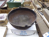 Cast iron kettle w/ handle