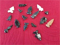 LOT OF VARIOUS SIZED ARROWHEADS