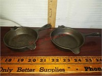 2 Vintage cast iron ash trays - Wagner Ware 1050,