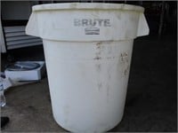 Brute Trash Bin