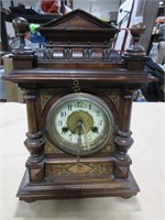 Mantle clock with key and pendulum