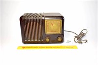 Vintage Traveler Radio