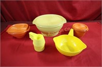 Tupperware Covered Bowls Measuring Cups