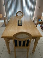 Light wood kitchen table w/4 chairs
