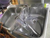 Dbl stainless sink w/ spray wand, style tap
