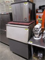 Manitowoc QD0322A ice machine w/ storage bin