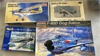 Vintage model airplanes in boxes