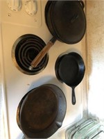 Group of 3 cast iron skillets