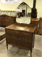 Dresser 40”Lx21”Wx36”H, Mirror 33”, on castors