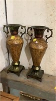 2 decorative urns