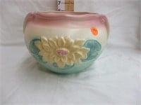 Hull Water Lily 8 1/2" jardiniere