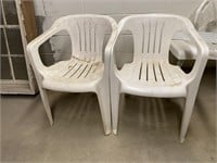 2 plastic patio chairs