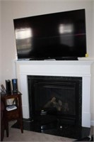 Samsung TV (Smart) w/ remote w/ wall mount and sou