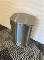Garbage can in pet spa
