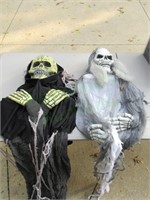2 Hanging Halloween Ghouls