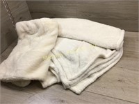 FULL SIZE PLUSH BLANKET WITH PILLOW CASE