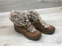 GIRLS BROWN BOOTS WITH FURRY LINING SIZE 6
