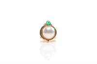 GOLD, PEARL & EMERALD RING, 19.75g