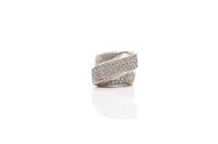 18K WHITE GOLD AND DIAMOND RING, 19.3g