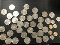 Tray of assorted coins.