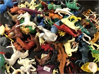 Tray of vintage plastic animal figures.