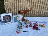 Lot of vintage airplane toys & wooden airplane