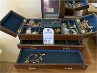 Jewelry box with items included