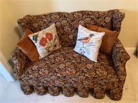 FLOWERED LOVESEAT WITH PILLOWS