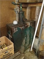 oil tank with hand pump 29x13x40