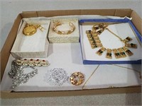 Assorted vintage jewelry