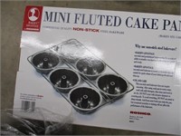 GIANT CUPCAKE PAN & MINI-FLUTED CAKE PAN