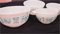 Four pieces of Pyrex, Butter Print turquoise: