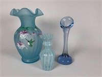 Fenton & blue glass vase lot