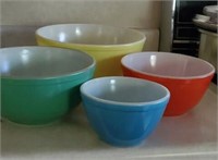 Pyrex stackable mixing bowls, set of 4
