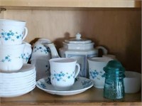 Teapot, cups, saucers, insulator