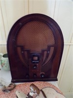 Antique Philco  radio-I dont know if it works