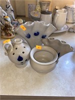 4 Pottery pieces with cobalt decoration