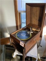 ANTIQUE VICTROLA TABLE TOP RECORD PLAYER