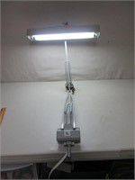 ADJUSTIBLE ARM FLUORESCENT LAMP