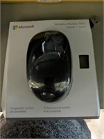 Microsoft Wireless 1850 mouse damaged box